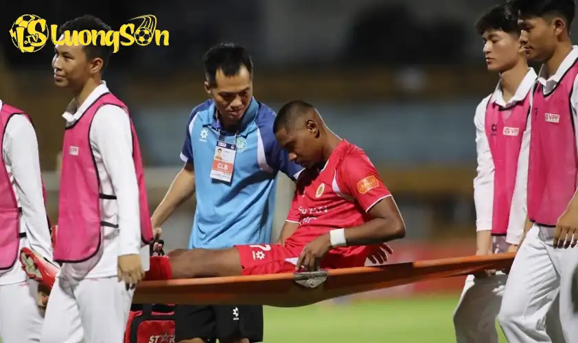 Quang Vinh phải rời sân bằng cáng trong trận gặp BG Pathum United Quang Vinh phải rời sân bằng cáng trong trận gặp BG Pathum United