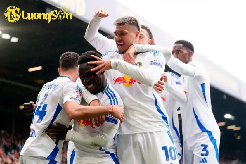 Leeds gặp thử thách đầu tiên khi trở lại Ngoại hạng Anh