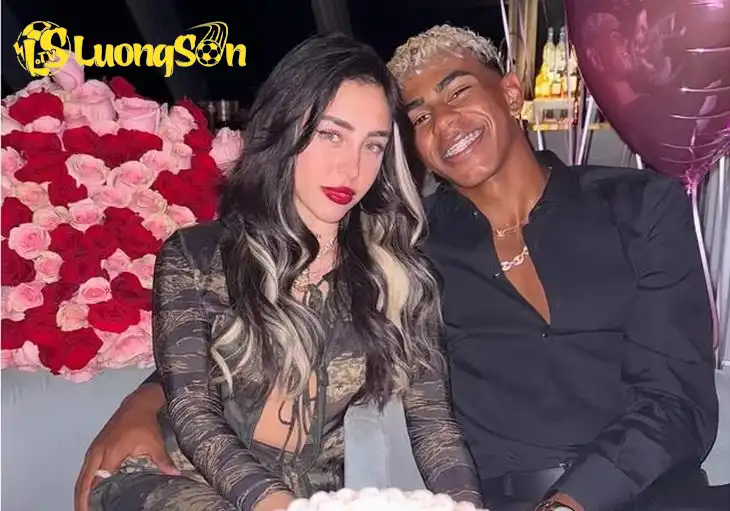 Yamal và bạn gái vừa lên tiếng xác nhận tình cảm vẫn bền chặt. (Ảnh: Nền tảng X) Yamal và bạn gái vừa lên tiếng xác nhận tình cảm vẫn bền chặt. (Ảnh: Nền tảng X)