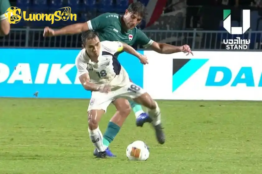 Pha phạm lỗi của cầu thủ Iraq mang đến sự phẫn nộ lớn cho các CĐV Thái Lan Pha phạm lỗi của cầu thủ Iraq mang đến sự phẫn nộ lớn cho các CĐV Thái Lan