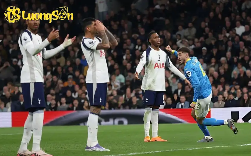 Wolves vượt lên dẫn trước Tottenham Wolves vượt lên dẫn trước Tottenham