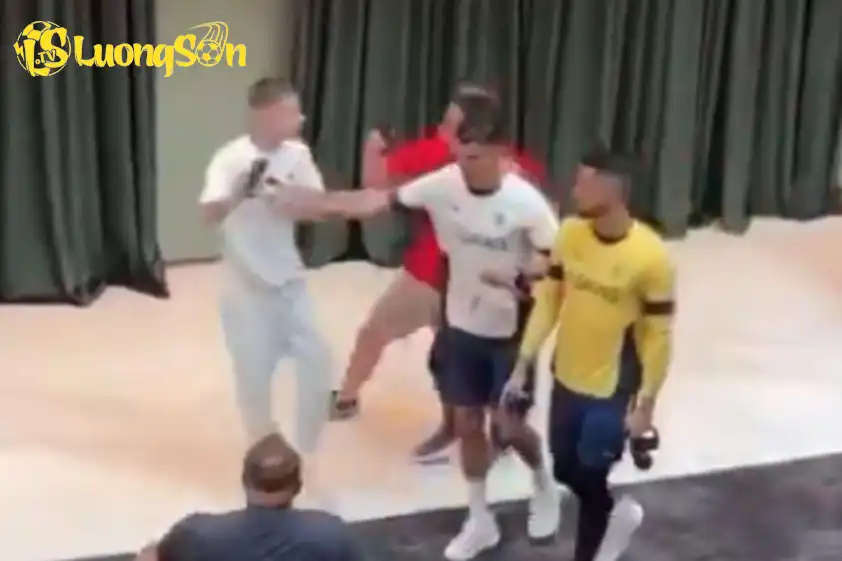 Tuy nhiên, Ronaldo không hề ấn tượng và phản ứng bằng cách đẩy người hâm mộ ra xa