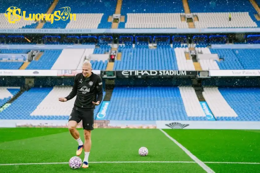 Haaland tập luyện tại sân Etihad (Ảnh: Trang chủ CLB). Haaland tập luyện tại sân Etihad