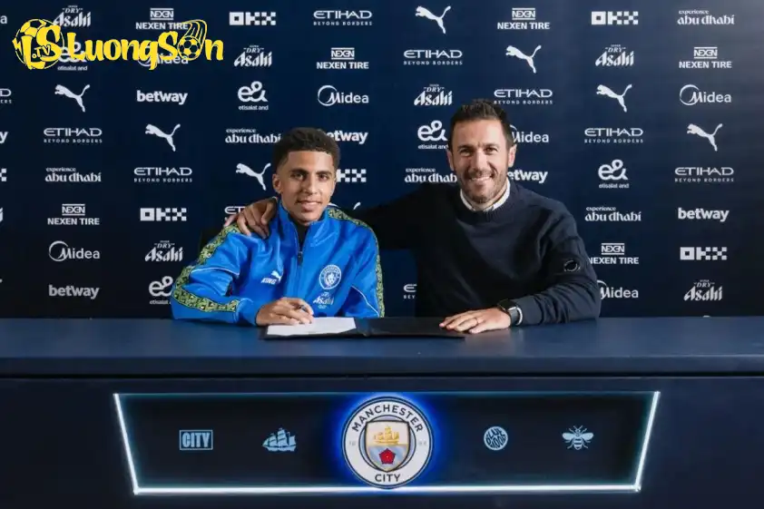 Rico Lewis ký hợp đồng mới với Man City (Ảnh: Trang chủ CLB). Rico Lewis ký hợp đồng mới với Man City