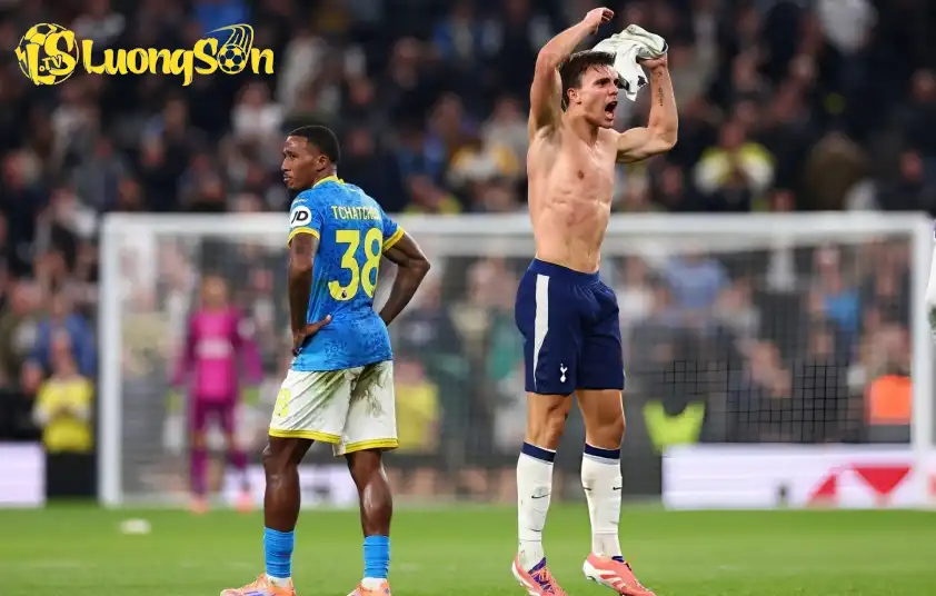 Palhinha gỡ hòa cho Tottenham phút bù giờ Palhinha gỡ hòa cho Tottenham phút bù giờ