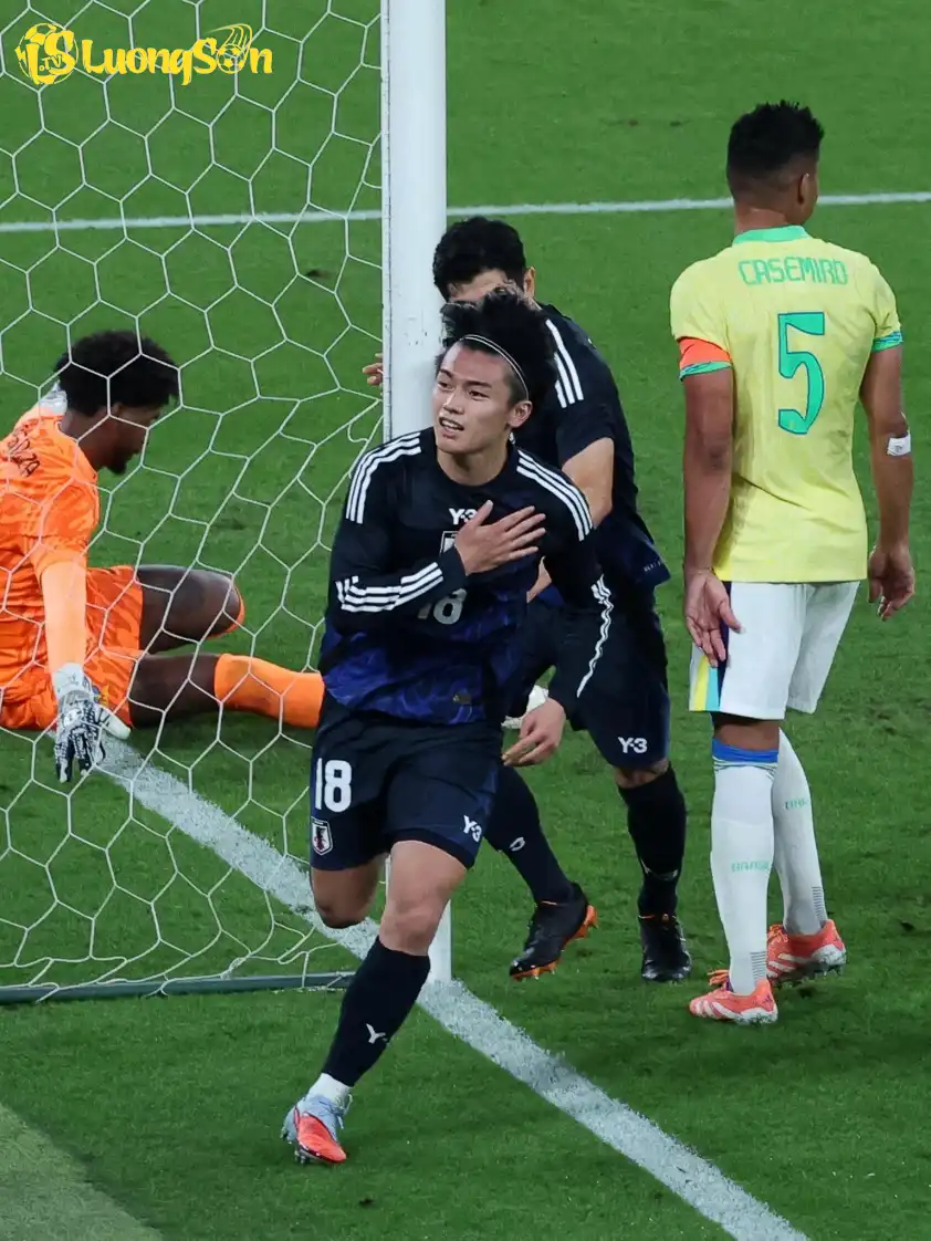 Ueda toả sáng với bàn thắng ấn định tỷ số 3-2. (Ảnh: Feyenoord) Ueda toả sáng với bàn thắng ấn định tỷ số 3-2. (Ảnh: Feyenoord)