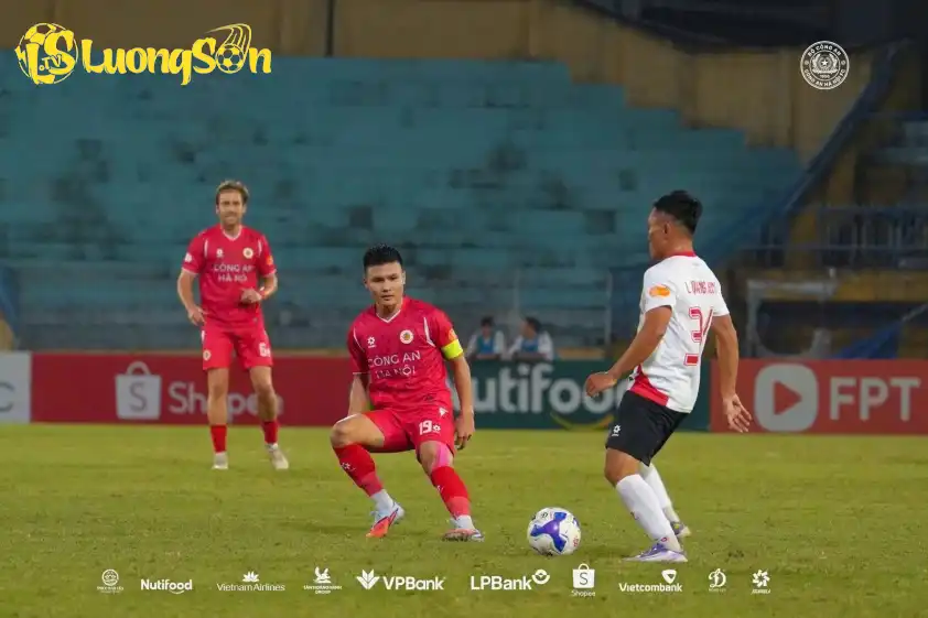 Quang Hải hài lòng với tinh thần chiến đấu của CAHN trước CA TPHCM (Ảnh: CAHN) Quang Hải hài lòng với tinh thần chiến đấu của CAHN trước CA TPHCM