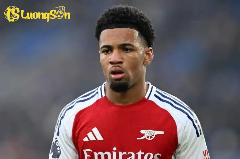 Nwaneri đang thua thiệt quá nhiều về các tình huống tranh chấp. Ảnh: AFP Nwaneri đang thua thiệt quá nhiều về các tình huống tranh chấp