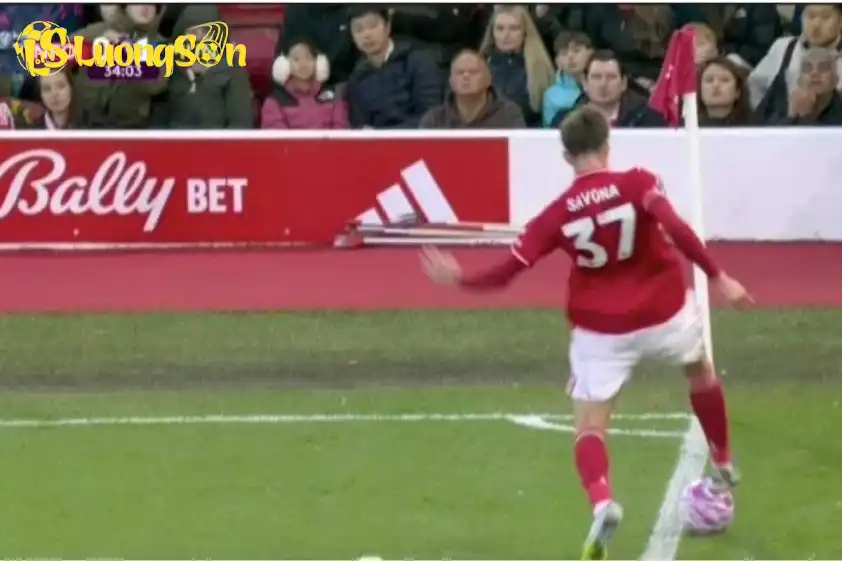 Man Utd được hưởng quả phạt góc gây tranh cãi trước Nottingham Forest (Ảnh: The Sun). Man Utd được hưởng quả phạt góc gây tranh cãi trước Nottingham Forest